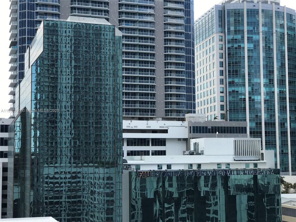 For Sale: $910,000 (2 beds, 3 baths, 1325 Square Feet)