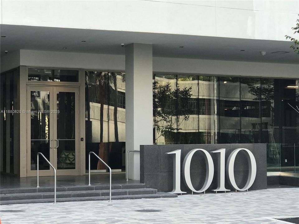 For Sale: $910,000 (2 beds, 3 baths, 1325 Square Feet)