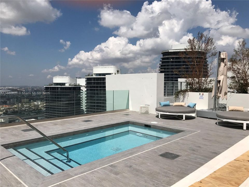 For Sale: $910,000 (2 beds, 3 baths, 1325 Square Feet)