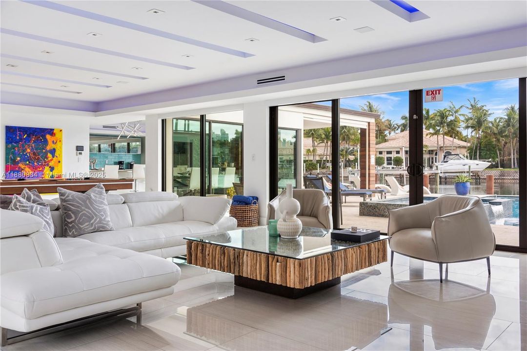 Panorama lounge indoor outdoor flow