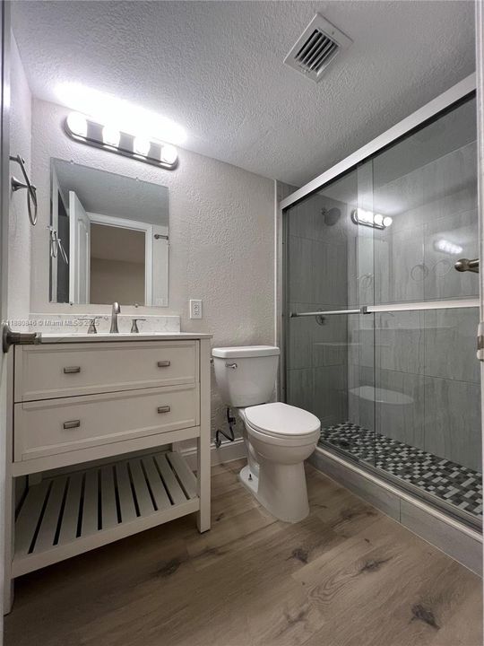 Activo con contrato: $2,600 (2 camas, 2 baños, 1040 Pies cuadrados)