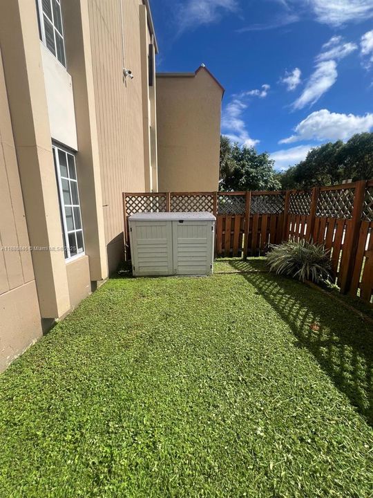 Activo con contrato: $2,600 (2 camas, 2 baños, 1040 Pies cuadrados)