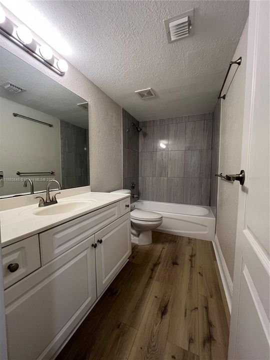 Activo con contrato: $2,600 (2 camas, 2 baños, 1040 Pies cuadrados)