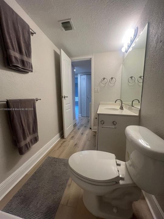 Activo con contrato: $2,600 (2 camas, 2 baños, 1040 Pies cuadrados)