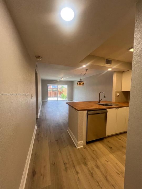 Activo con contrato: $2,600 (2 camas, 2 baños, 1040 Pies cuadrados)