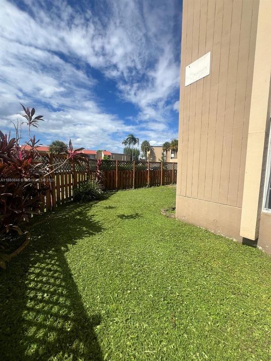 Activo con contrato: $2,600 (2 camas, 2 baños, 1040 Pies cuadrados)