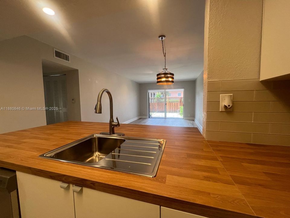 Activo con contrato: $2,600 (2 camas, 2 baños, 1040 Pies cuadrados)