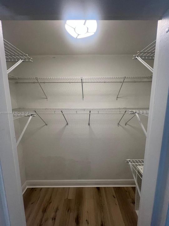 Activo con contrato: $2,600 (2 camas, 2 baños, 1040 Pies cuadrados)