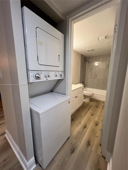 Activo con contrato: $2,600 (2 camas, 2 baños, 1040 Pies cuadrados)