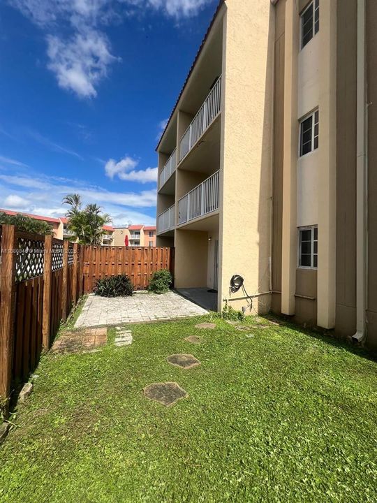 Activo con contrato: $2,600 (2 camas, 2 baños, 1040 Pies cuadrados)