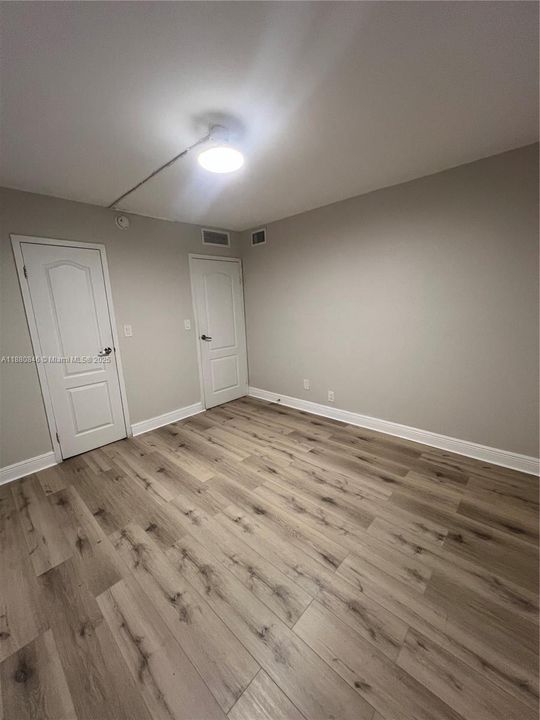 Activo con contrato: $2,600 (2 camas, 2 baños, 1040 Pies cuadrados)