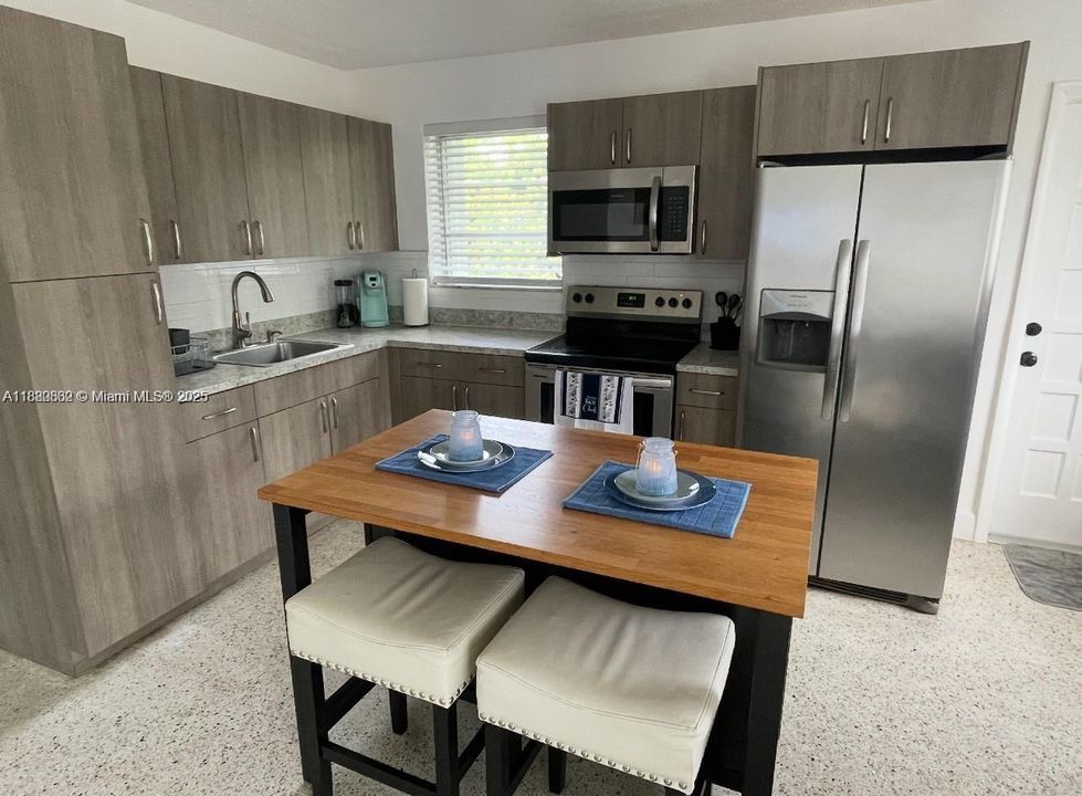 For Rent: $2,850 (3 beds, 1 baths, 960 Square Feet)