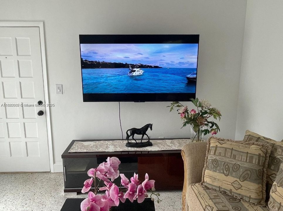 For Rent: $2,850 (3 beds, 1 baths, 960 Square Feet)