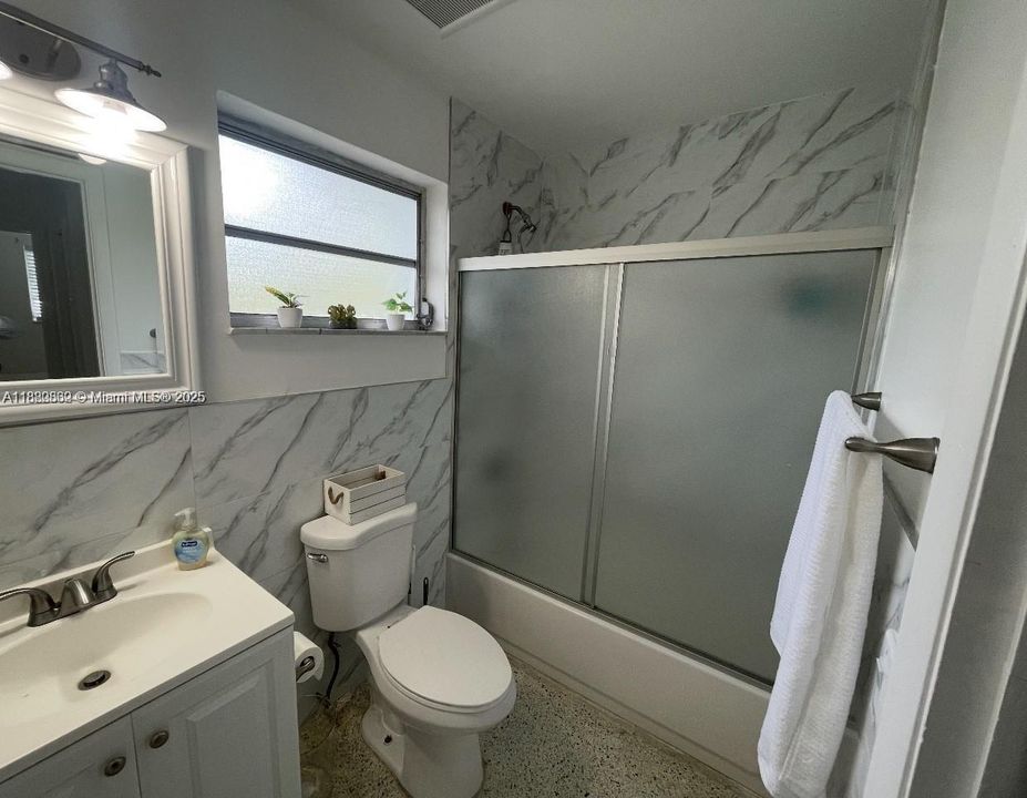 For Rent: $2,850 (3 beds, 1 baths, 960 Square Feet)