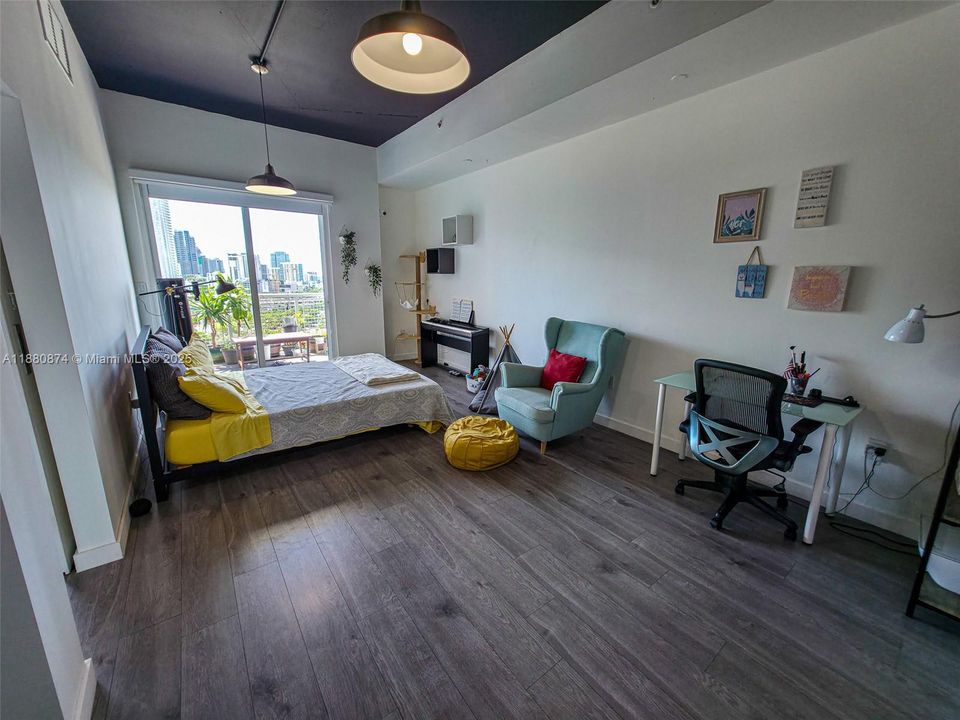 For Sale: $440,000 (2 beds, 2 baths, 997 Square Feet)