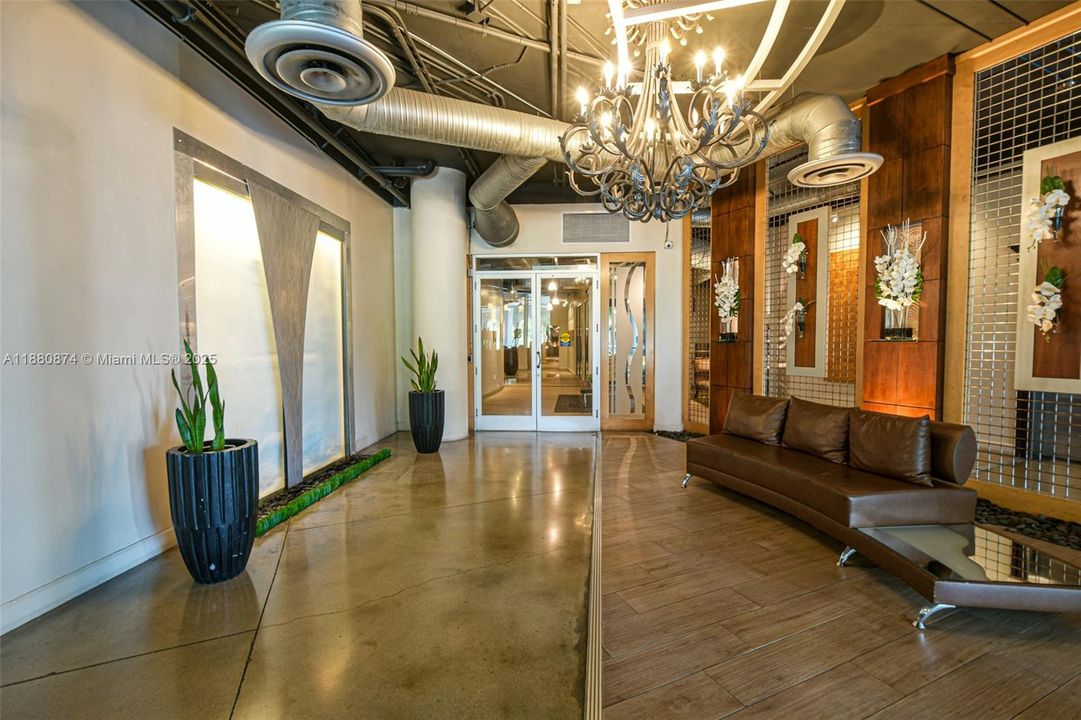 For Sale: $440,000 (2 beds, 2 baths, 997 Square Feet)