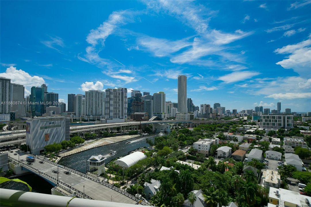 For Sale: $440,000 (2 beds, 2 baths, 997 Square Feet)