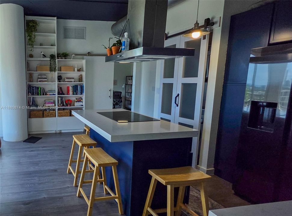 For Sale: $440,000 (2 beds, 2 baths, 997 Square Feet)