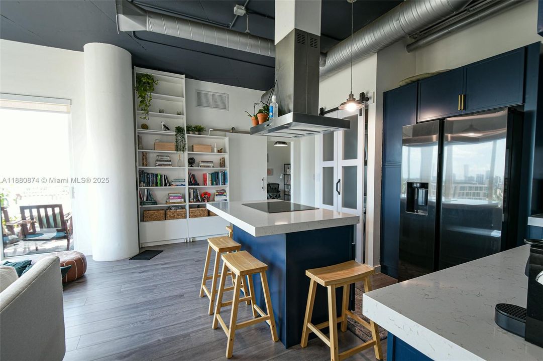 For Sale: $440,000 (2 beds, 2 baths, 997 Square Feet)