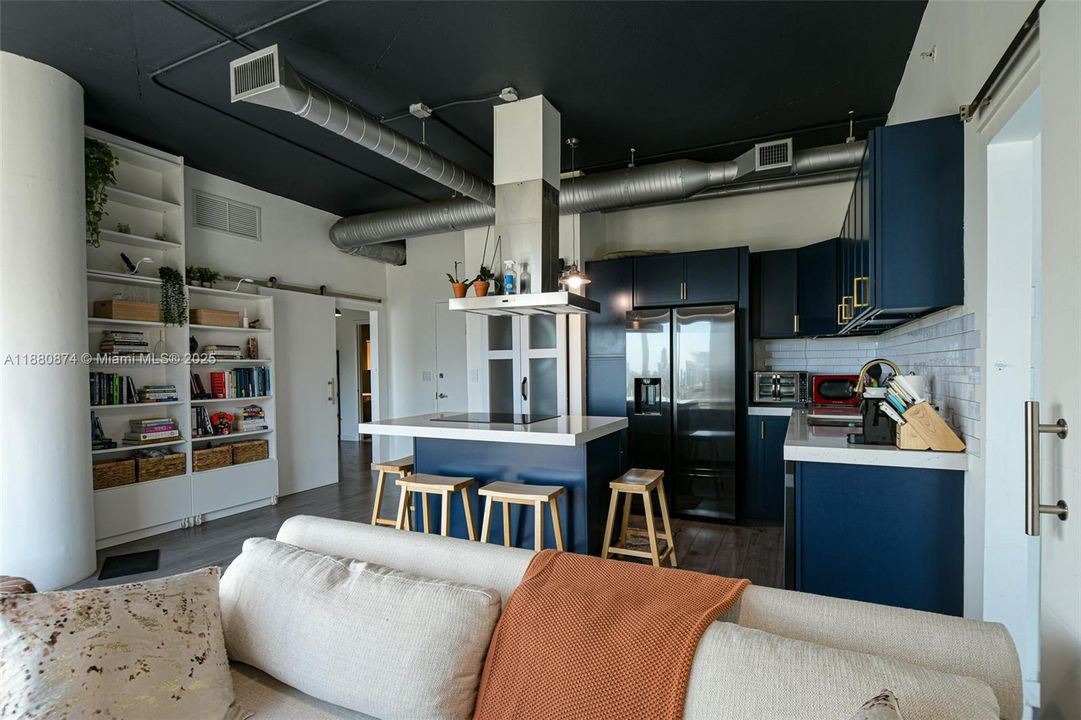 For Sale: $440,000 (2 beds, 2 baths, 997 Square Feet)