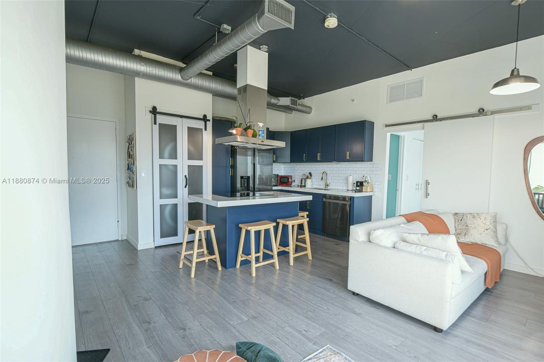 For Sale: $440,000 (2 beds, 2 baths, 997 Square Feet)