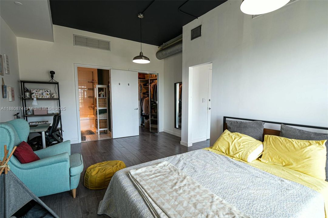 For Sale: $440,000 (2 beds, 2 baths, 997 Square Feet)
