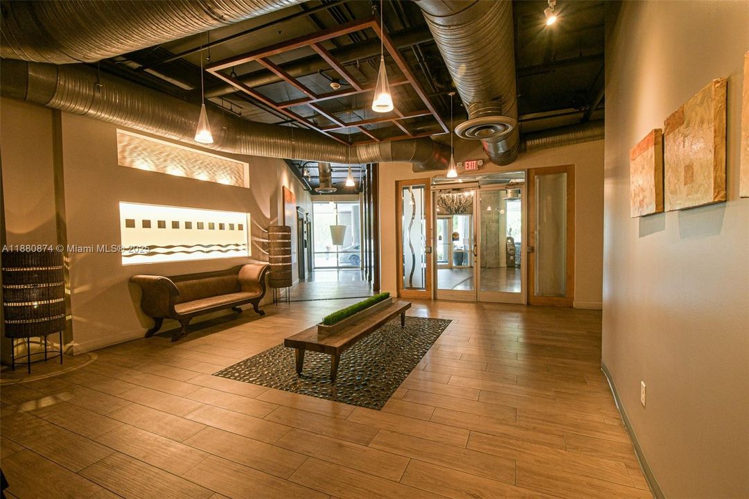 For Sale: $440,000 (2 beds, 2 baths, 997 Square Feet)