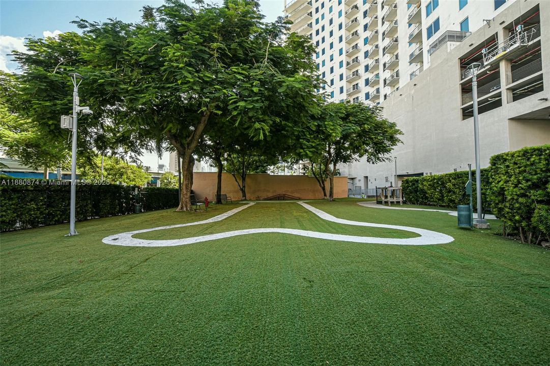 For Sale: $440,000 (2 beds, 2 baths, 997 Square Feet)