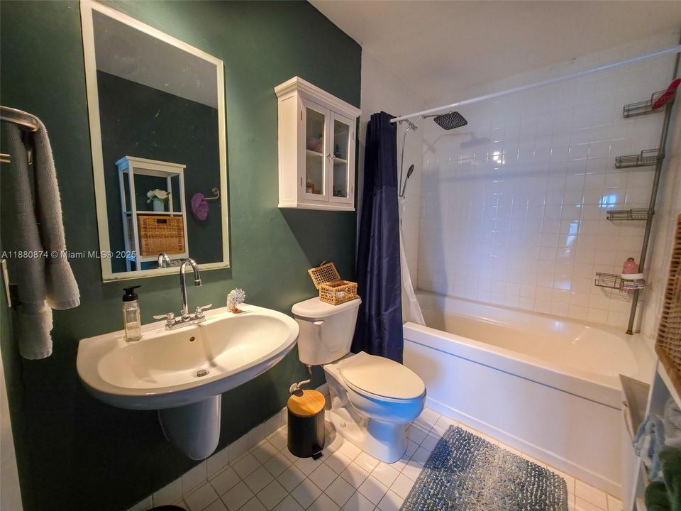 For Sale: $440,000 (2 beds, 2 baths, 997 Square Feet)