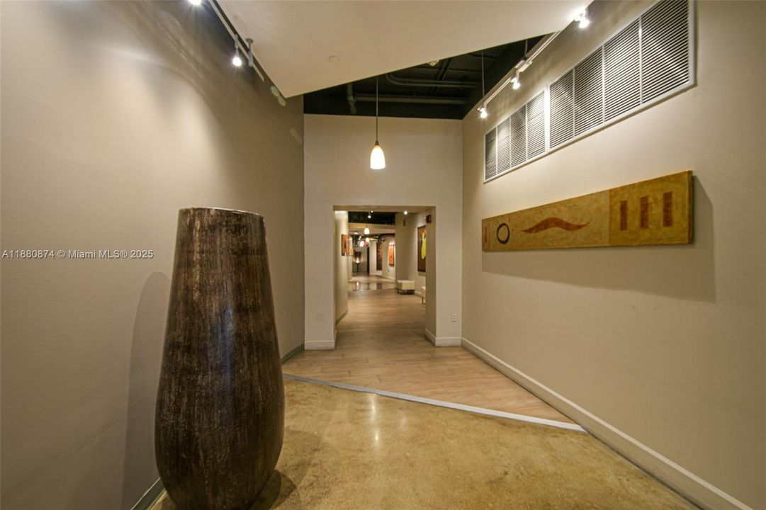 For Sale: $440,000 (2 beds, 2 baths, 997 Square Feet)