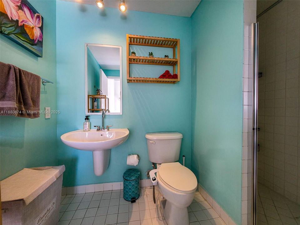 For Sale: $440,000 (2 beds, 2 baths, 997 Square Feet)