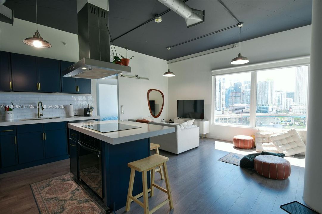 For Sale: $440,000 (2 beds, 2 baths, 997 Square Feet)