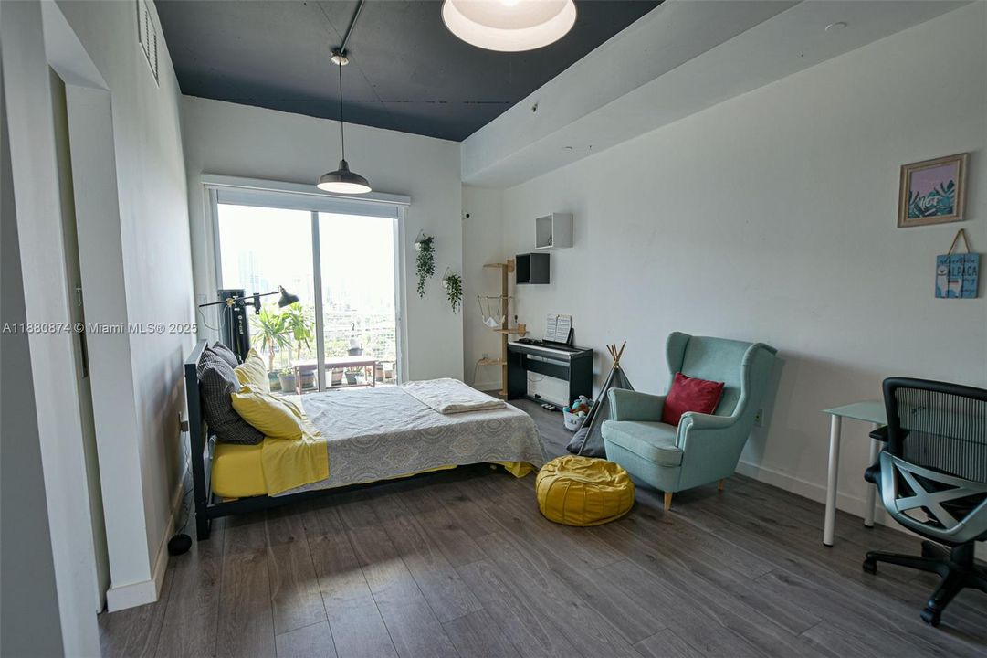 For Sale: $440,000 (2 beds, 2 baths, 997 Square Feet)