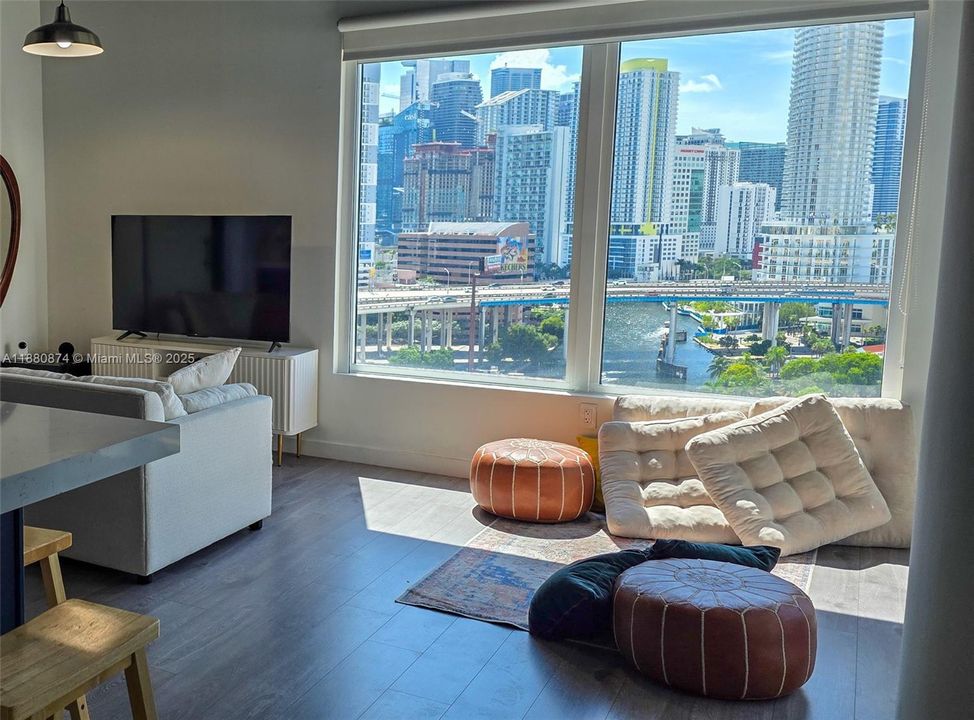 For Sale: $440,000 (2 beds, 2 baths, 997 Square Feet)