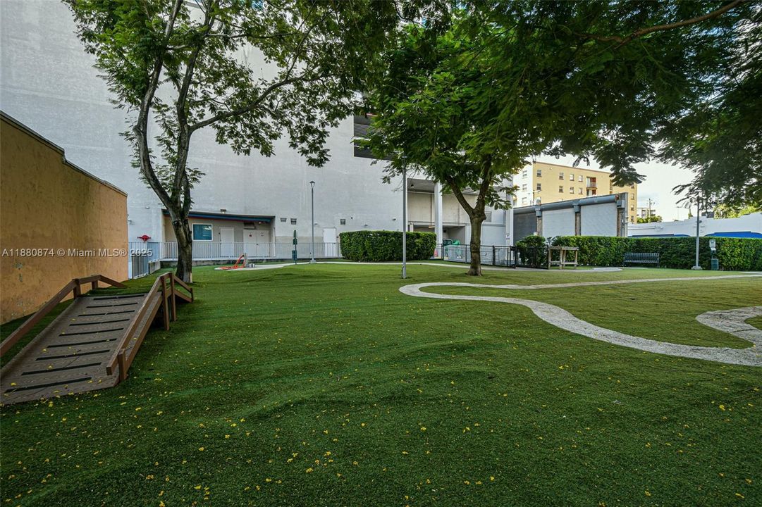 For Sale: $440,000 (2 beds, 2 baths, 997 Square Feet)