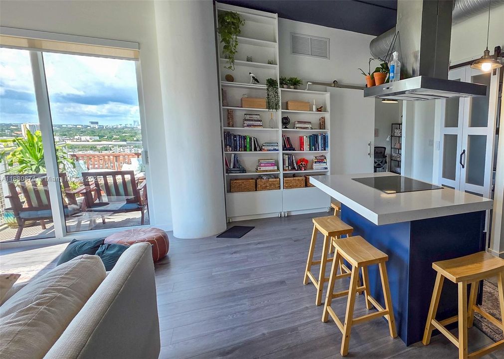 For Sale: $440,000 (2 beds, 2 baths, 997 Square Feet)