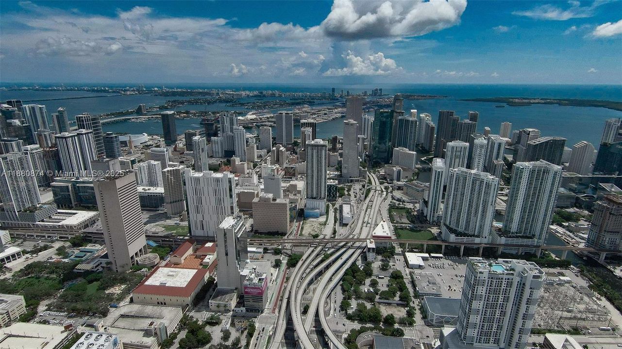 For Sale: $440,000 (2 beds, 2 baths, 997 Square Feet)