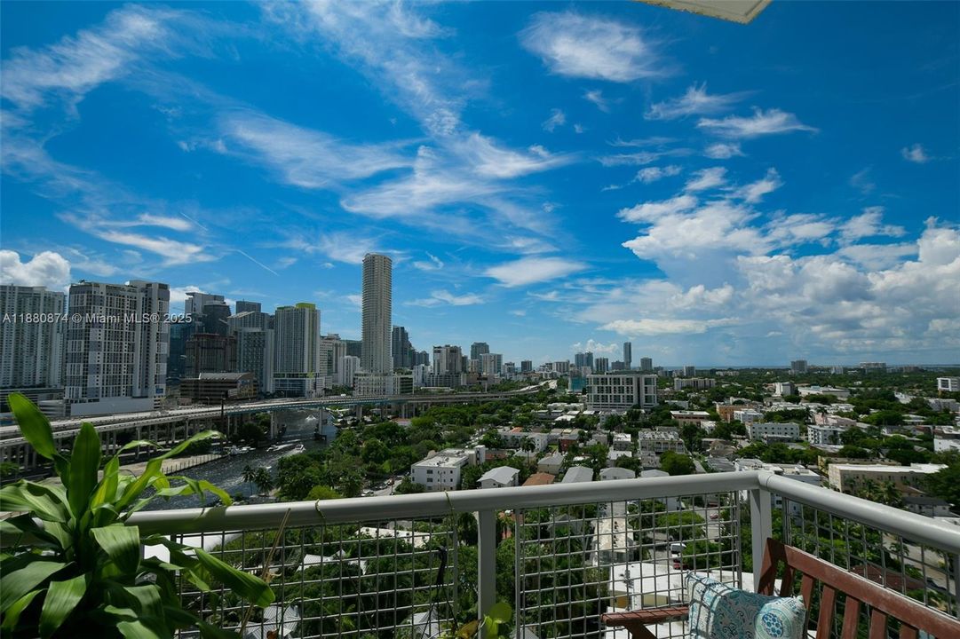 For Sale: $440,000 (2 beds, 2 baths, 997 Square Feet)