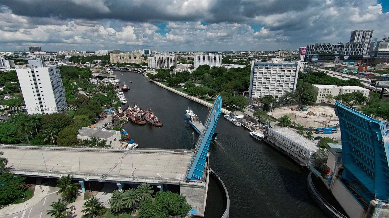 For Sale: $440,000 (2 beds, 2 baths, 997 Square Feet)