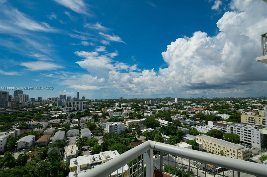 For Sale: $440,000 (2 beds, 2 baths, 997 Square Feet)