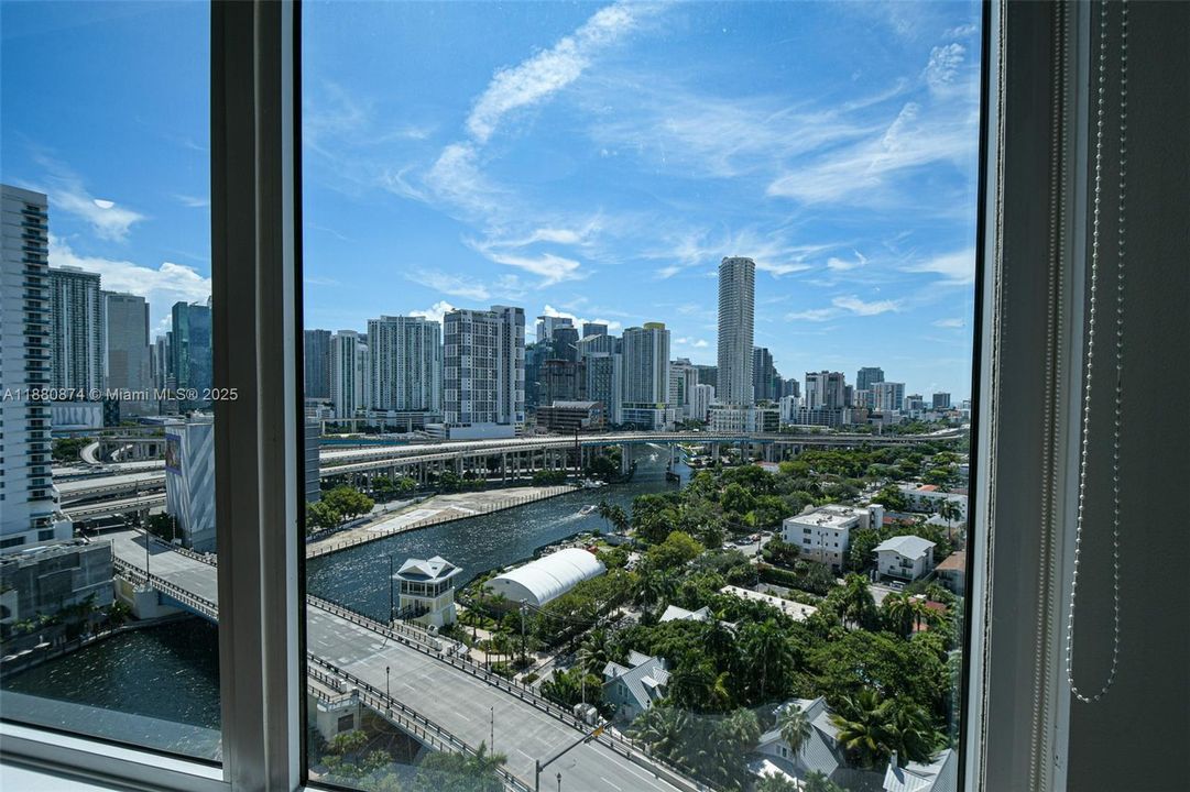 For Sale: $440,000 (2 beds, 2 baths, 997 Square Feet)