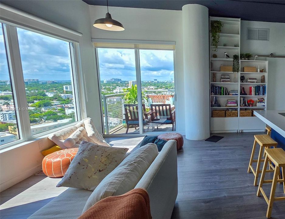 For Sale: $440,000 (2 beds, 2 baths, 997 Square Feet)