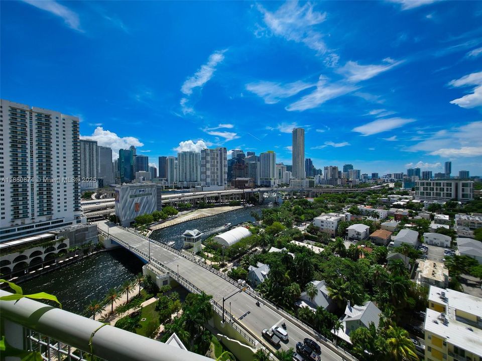 For Sale: $440,000 (2 beds, 2 baths, 997 Square Feet)