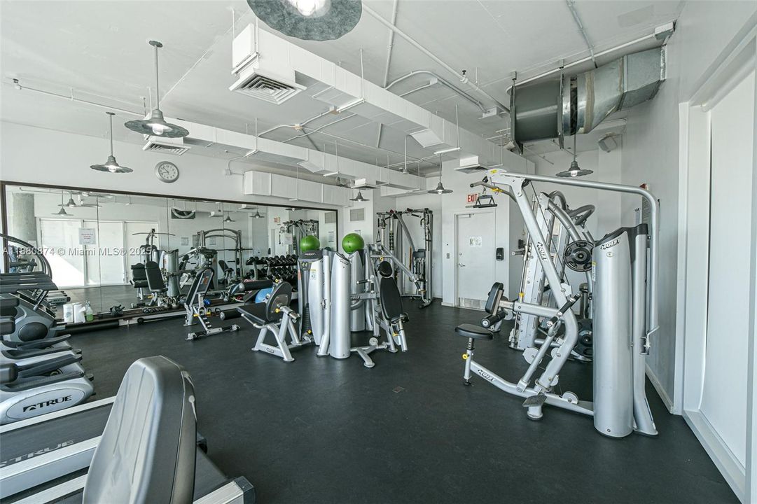 For Sale: $440,000 (2 beds, 2 baths, 997 Square Feet)