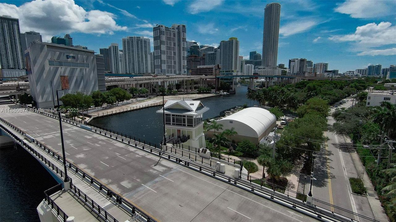 For Sale: $440,000 (2 beds, 2 baths, 997 Square Feet)