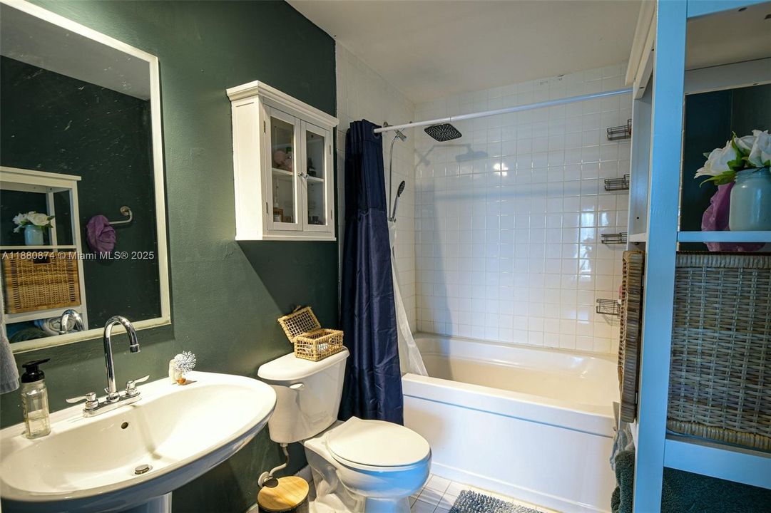 For Sale: $440,000 (2 beds, 2 baths, 997 Square Feet)