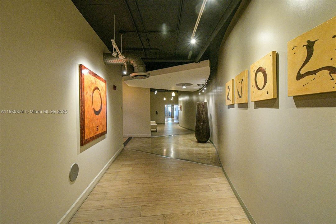 For Sale: $440,000 (2 beds, 2 baths, 997 Square Feet)