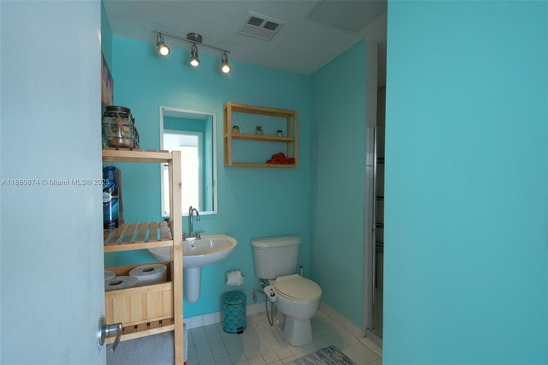 For Sale: $440,000 (2 beds, 2 baths, 997 Square Feet)