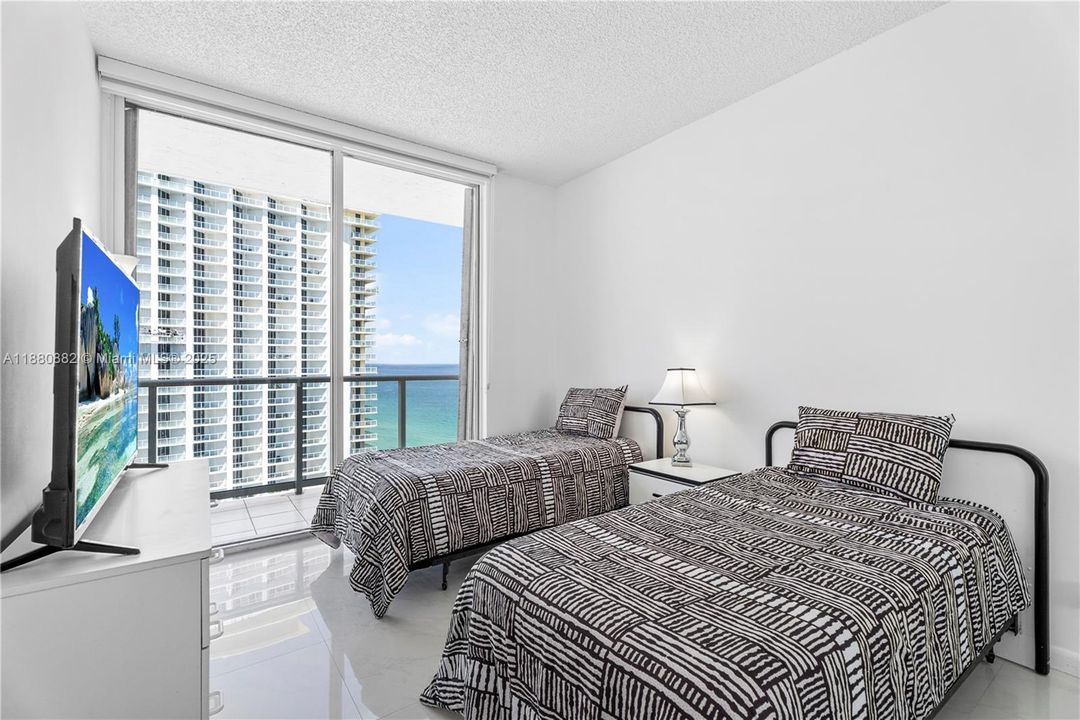 待售: $1,100,000 (2 贝兹, 2 浴室, 1460 平方英尺)