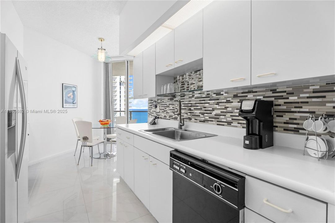 待售: $1,100,000 (2 贝兹, 2 浴室, 1460 平方英尺)